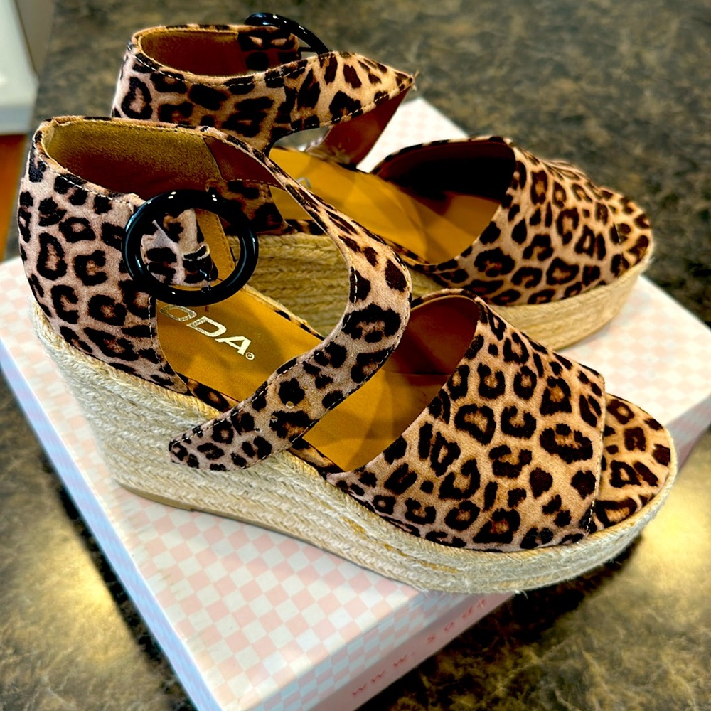 Soda platform sandals